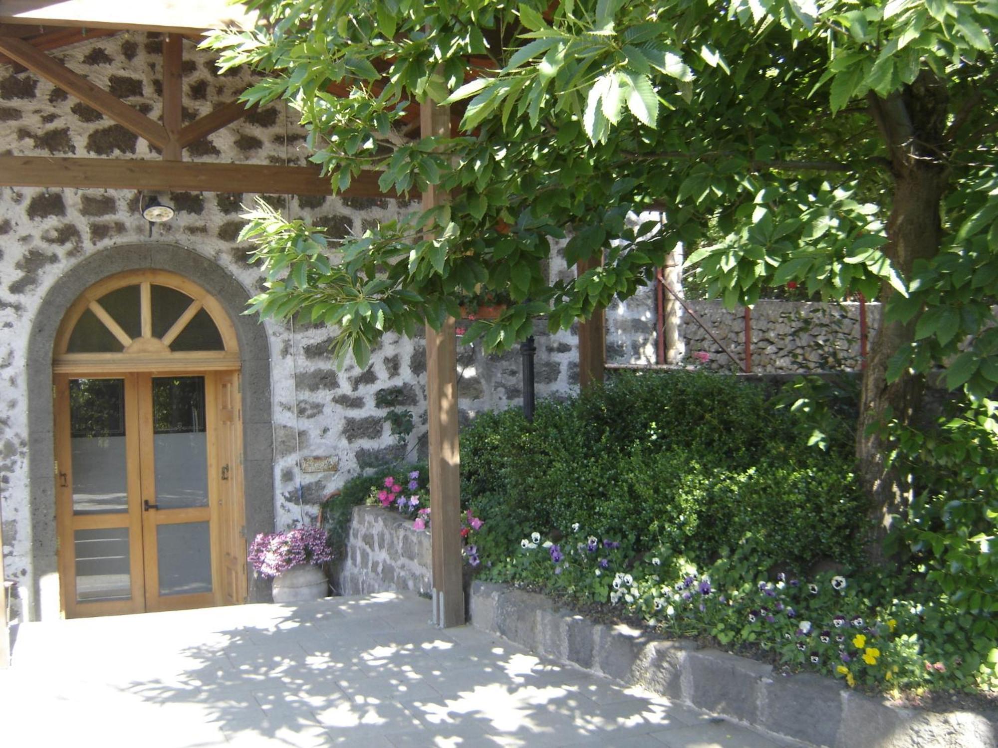 Ai Vecchi Crateri Guest House Sant'Alfio Bagian luar foto