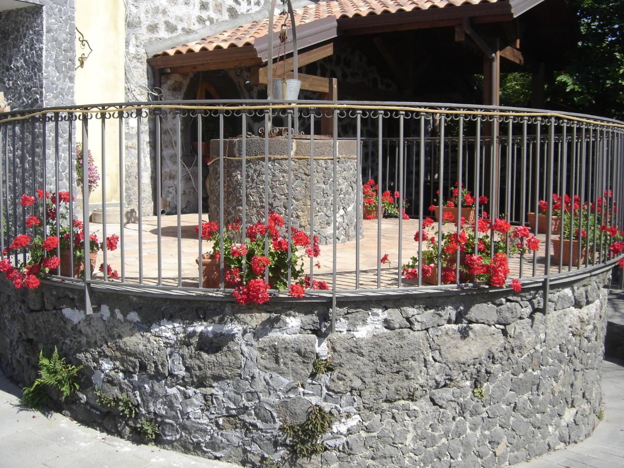 Ai Vecchi Crateri Guest House Sant'Alfio Bagian luar foto