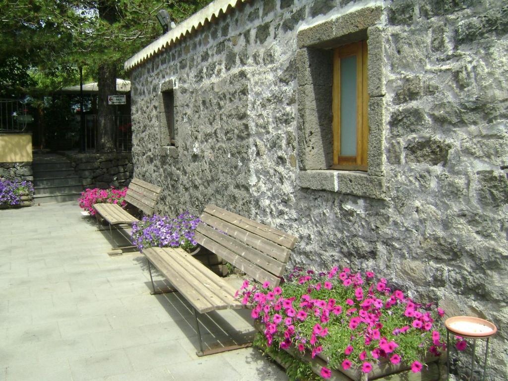 Ai Vecchi Crateri Guest House Sant'Alfio Bagian luar foto