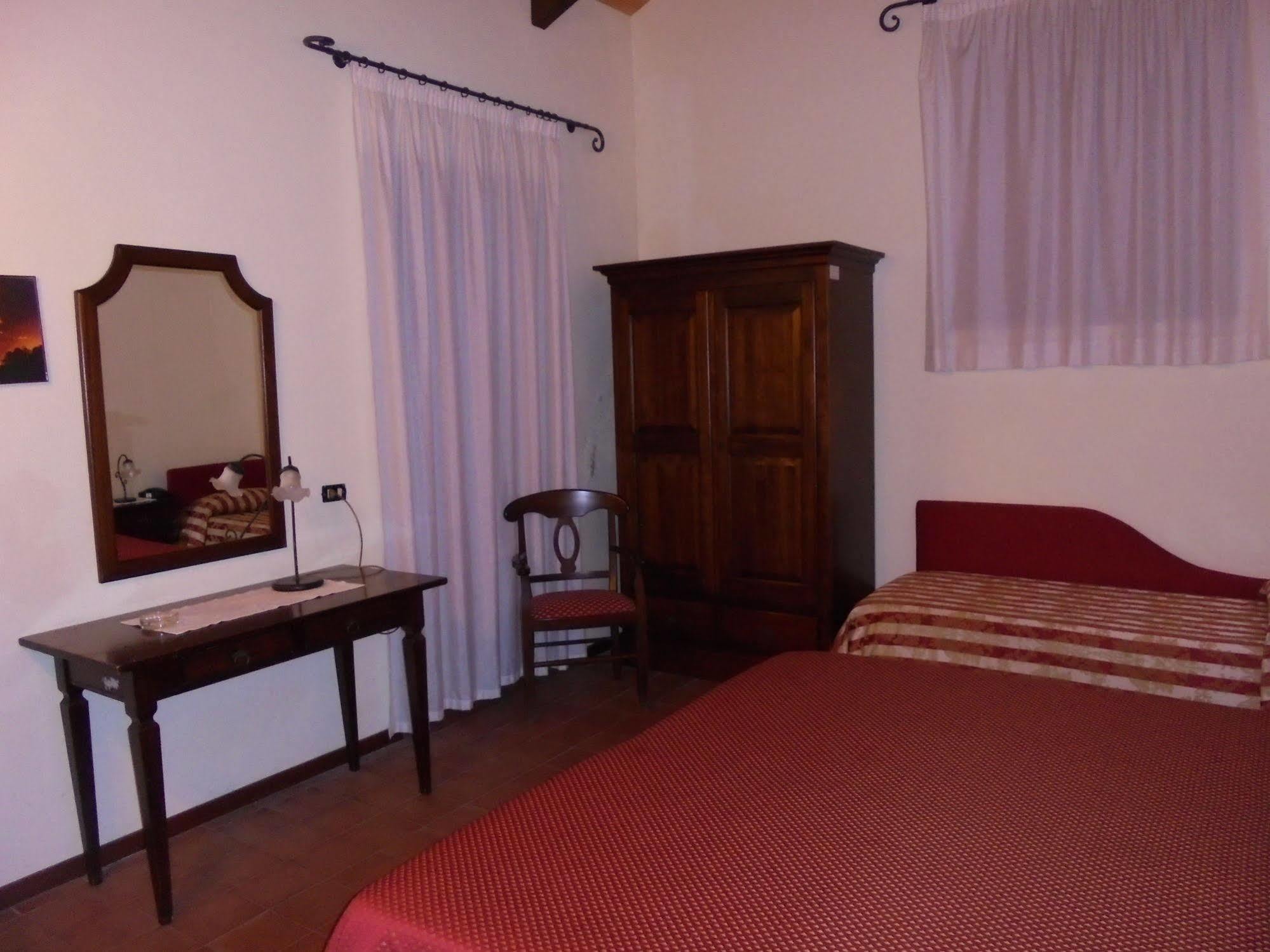 Ai Vecchi Crateri Guest House Sant'Alfio Bagian luar foto