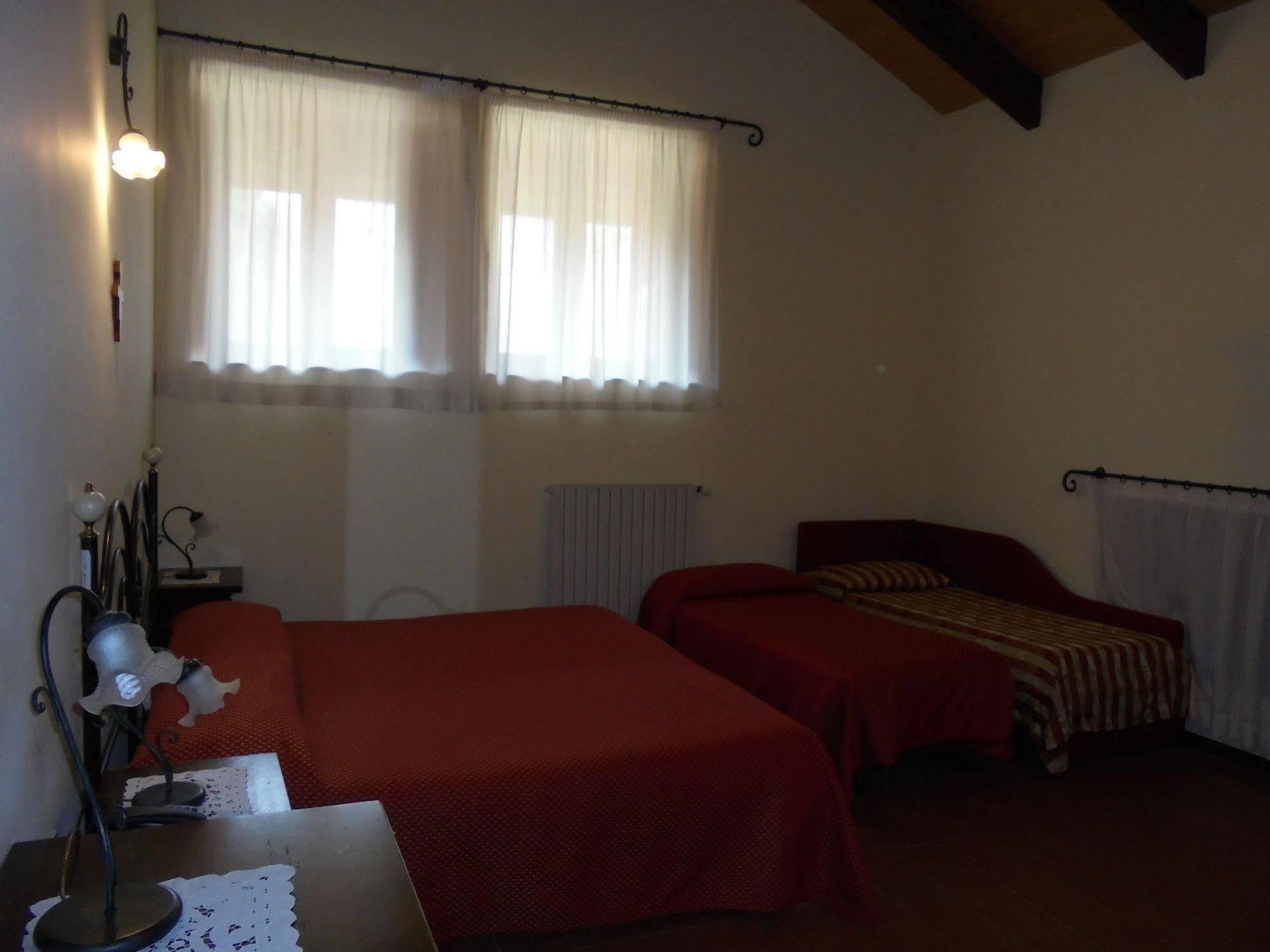 Ai Vecchi Crateri Guest House Sant'Alfio Bagian luar foto
